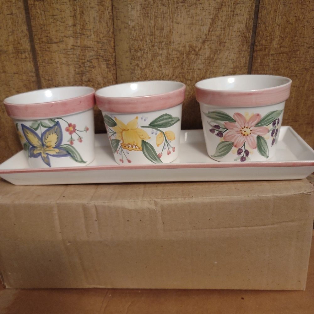 BRAND NEW!!!VINTAGE SET OF THREE SMALL PLANTERS WITH PLATE STAND.
